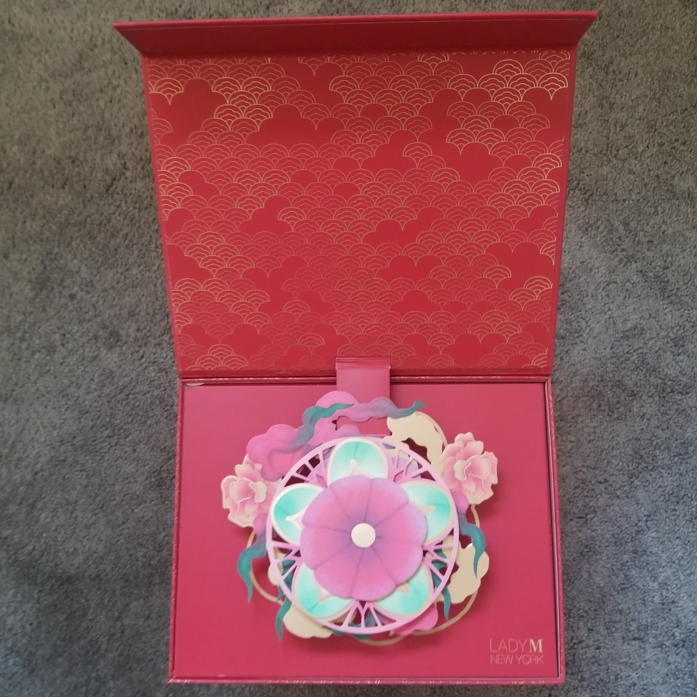 Lady M Lunar New Year Box With 5 Decorative Red Envelopes - Picture 2 of 8